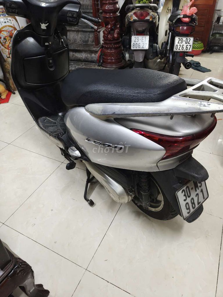 Серебристый скутер Honda