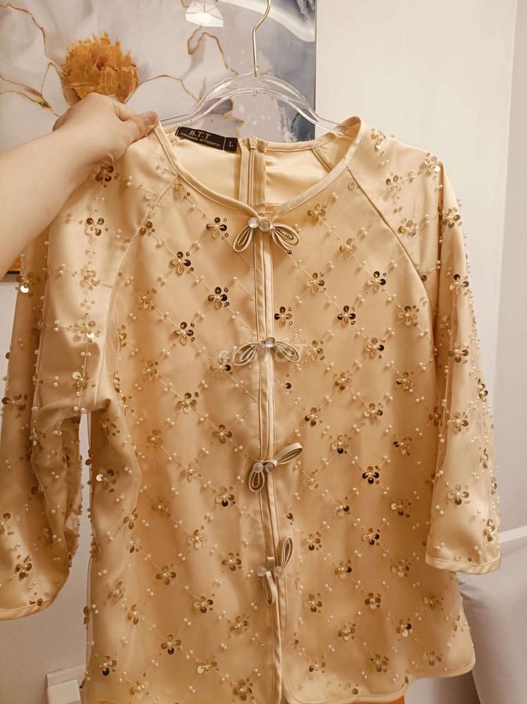 Áo dài cách tân Nữ Lụa Vàng. Mua bán Quần áo tại Quận Ba Đình Hà Nội được đăng bởi Trần Ngọc Hà  hình 1