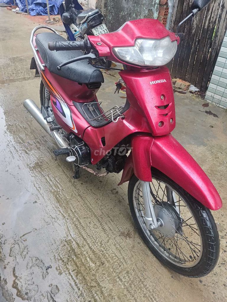 Красная Honda Wave