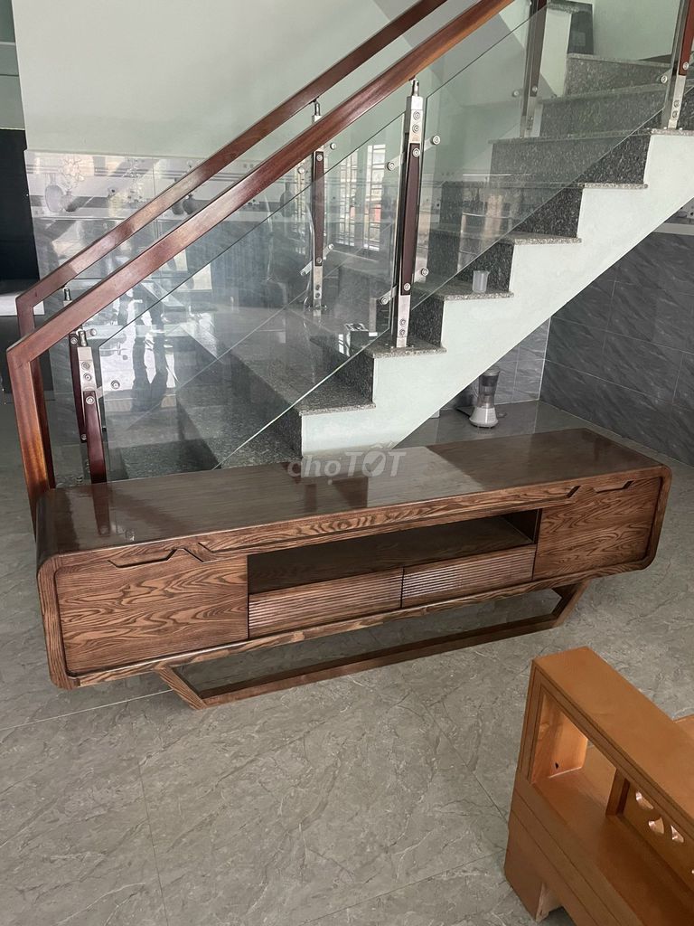Kệ tivi gỗ sồi màu óc chó. Mua bán Tủ, kệ gia đình tại Quận Liên Chiểu Đà Nẵng được đăng bởi Salon gỗ Hoa Hùng hình 1
