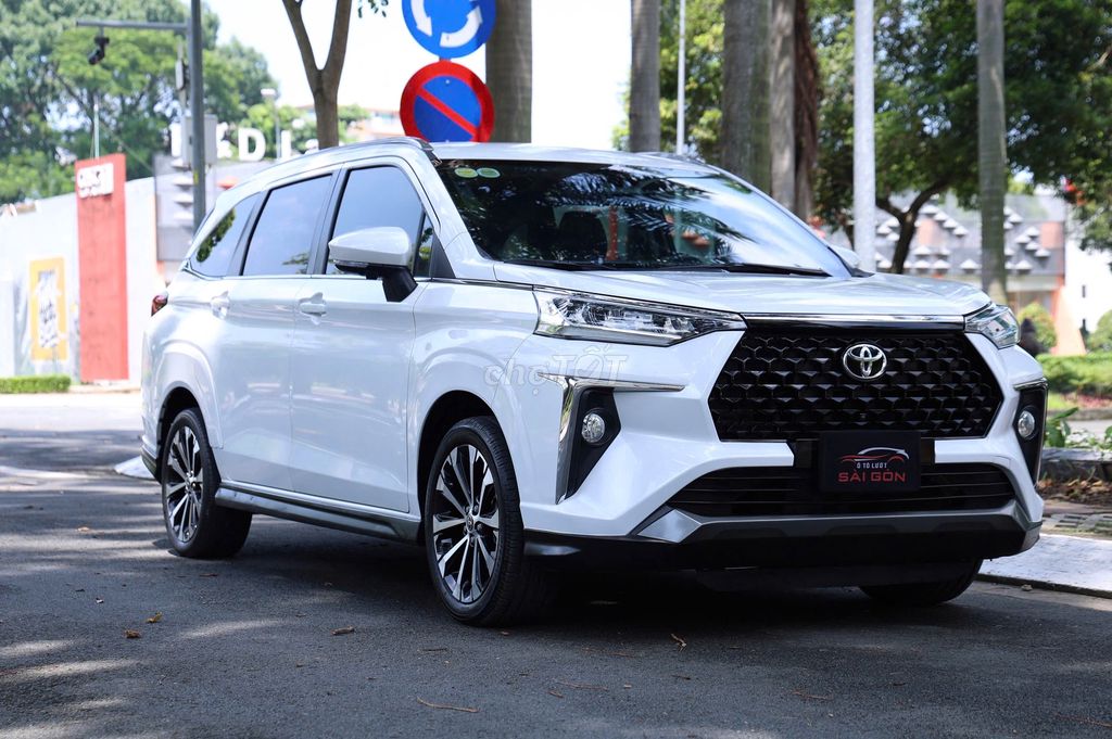 Toyota Veloz Top 2023 Белый 7 мест 50 тыс. км