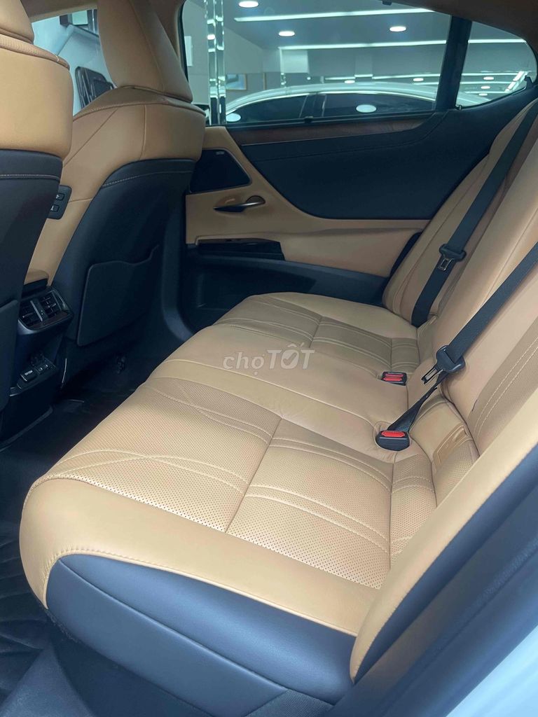 Lexus ES 2023 300h - 20000 km. Mua bán Ô tô tại Quận 1 Tp Hồ Chí Minh được đăng bởi Phan Quốc Lexus hình 12