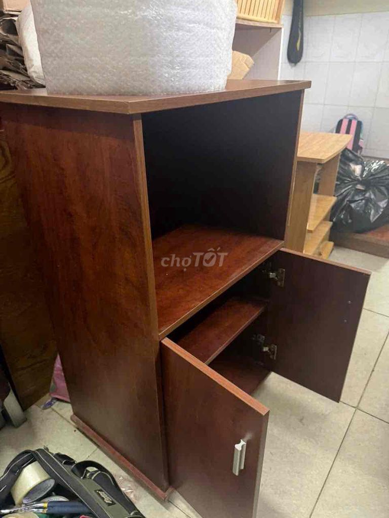 Kệ tủ gỗ nâu đỏ hiện đại. Mua bán Tủ, kệ gia đình tại Huyện Nhà Bè Tp Hồ Chí Minh được đăng bởi nguyenlong hình 1
