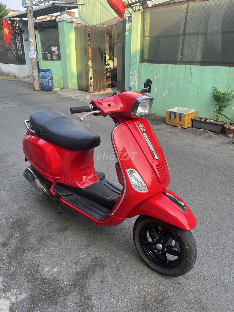 Автомобиль Piaggio Vespa 2011 Red Fi хороший и тихий, хорошая цена