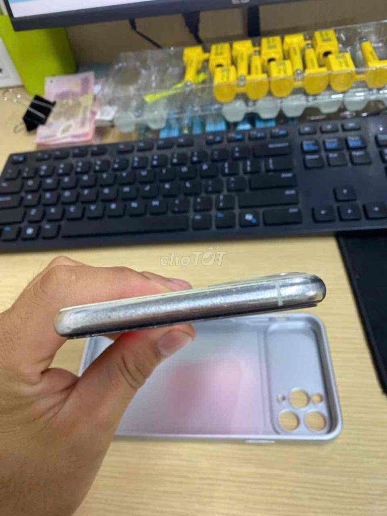 iPhone 11 Pro Max Trắng 64GB. Mua bán Điện thoại tại Thị xã Tân Uyên Bình Dương được đăng bởi Võ Minh Duy hình 1