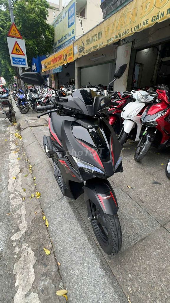 Черный скутер Honda Air Blade 2017