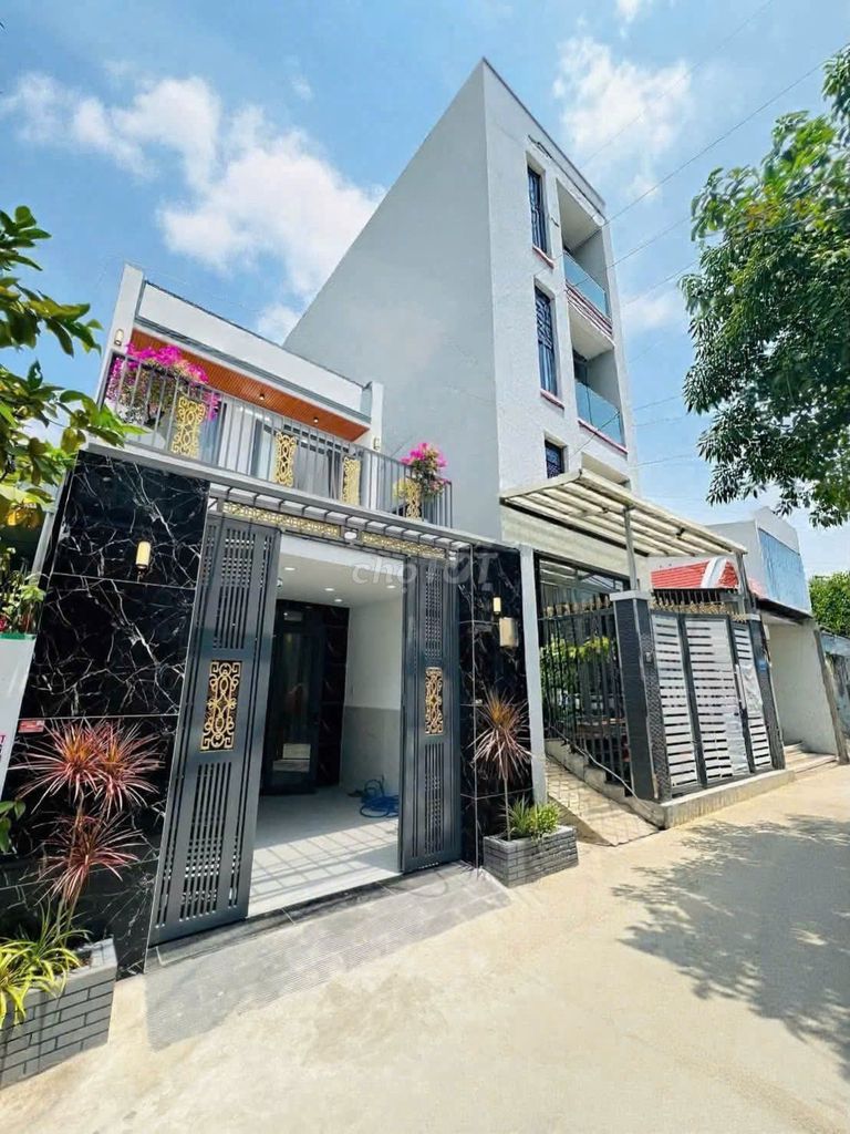NHÀ 4 PHÒNG NGỦ NGAY UỶ BAN HUYỆN NHÀ BÈ SÂN XE HƠI.