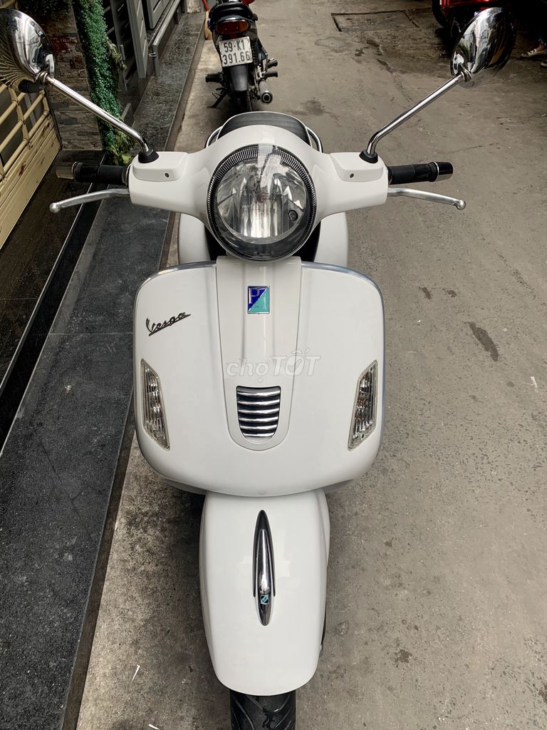 0971160988 - Vespa GTS 125ie Màu Trắng Tháng 10/2010 Xe Nhập Ý