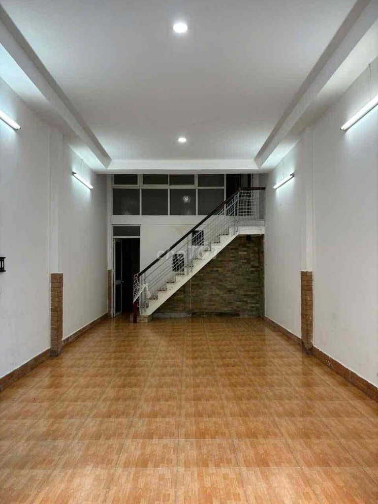 Nhà thuê 4m x 15m có 2 phòng ngủ 2 vệ sinh sân để xe hẻm 4m