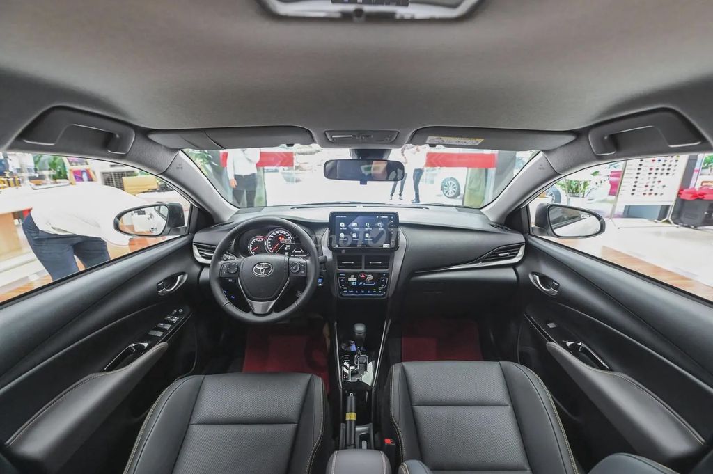 Белый бензиновый семейный автомобиль Toyota Vios