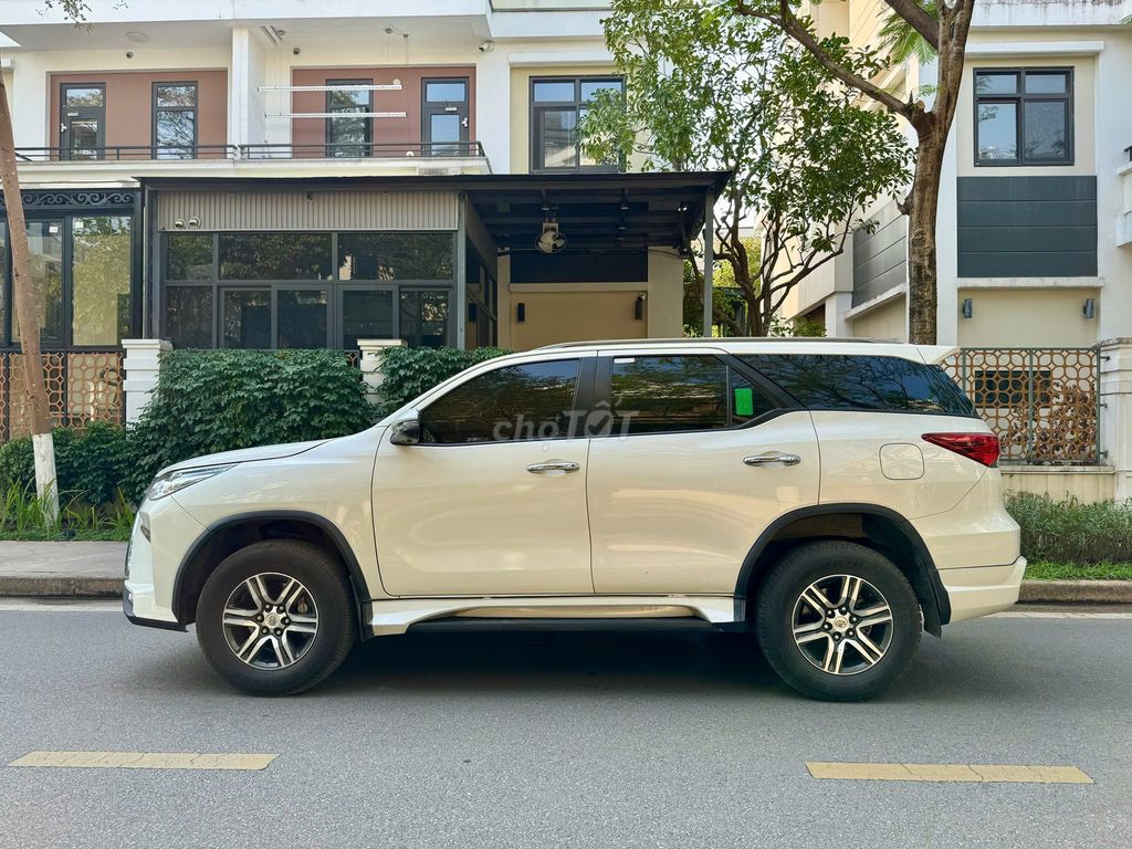 Toyota Fortuner 2019 2.7V 4x2 AT màu trắng