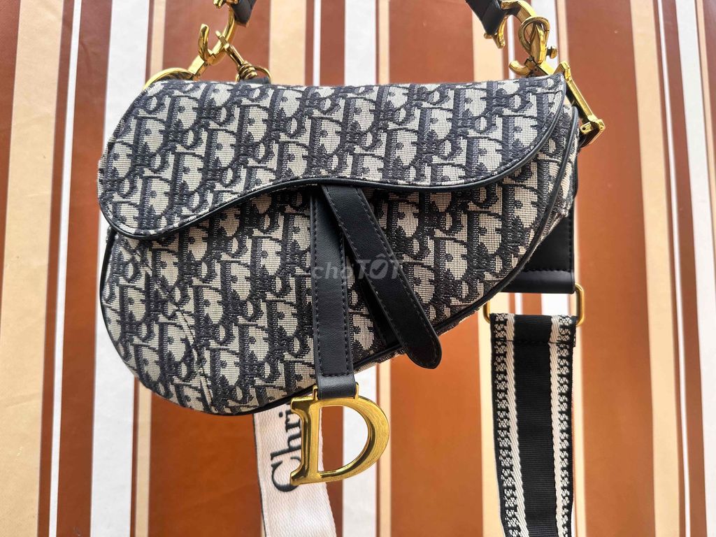 Túi xách Dior Nữ Đen Trắng Đã sử dụng. Mua bán Túi xách tại Thành phố Cà Mau Cà Mau được đăng bởi Đăng  hình 1