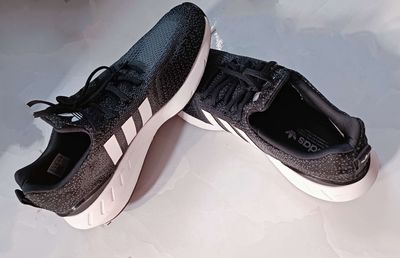 Giày Adidas Nam Swift Run mới 99% - Size 11 UK