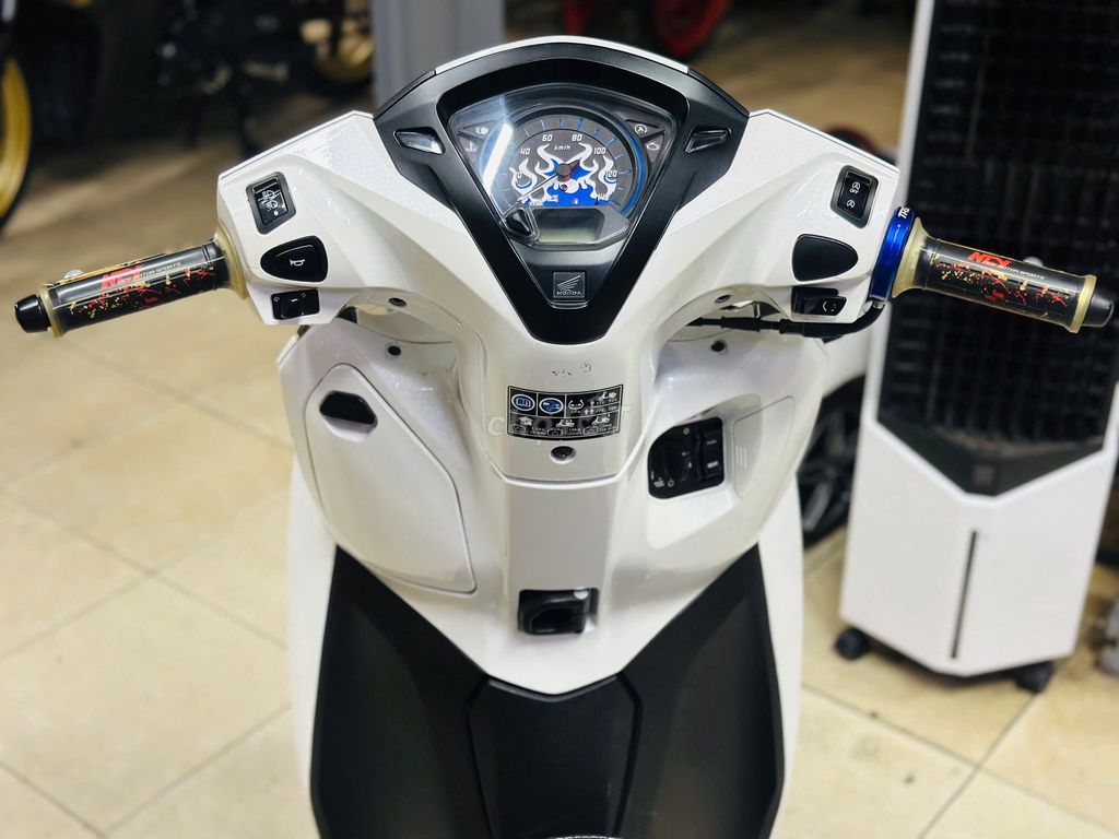 XE MÁY THỊNH PHÁT - LEAD 125 TRẮNG ĐK 2024 ĐỘ CHẤT. Mua bán Xe máy tại Quận Nam Từ Liêm Hà Nội được đăng bởi XE MÁY THỊNH PHÁT XE LƯỚT GIÁ RẺ hình 4