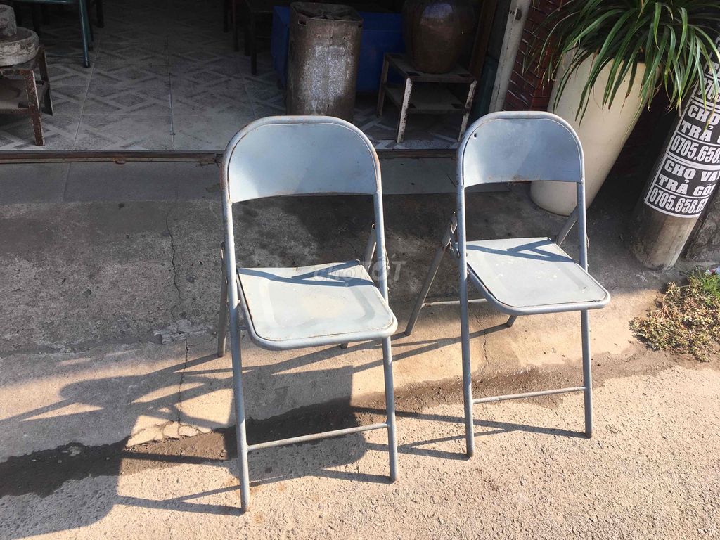 1 cặp ghế sắt xưa và cặp ghế đôn