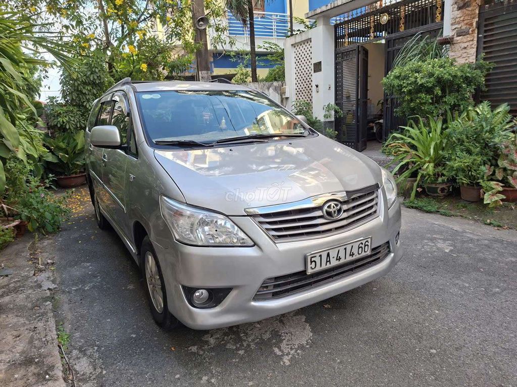 Toyota Innova 2013, семейный автомобиль
