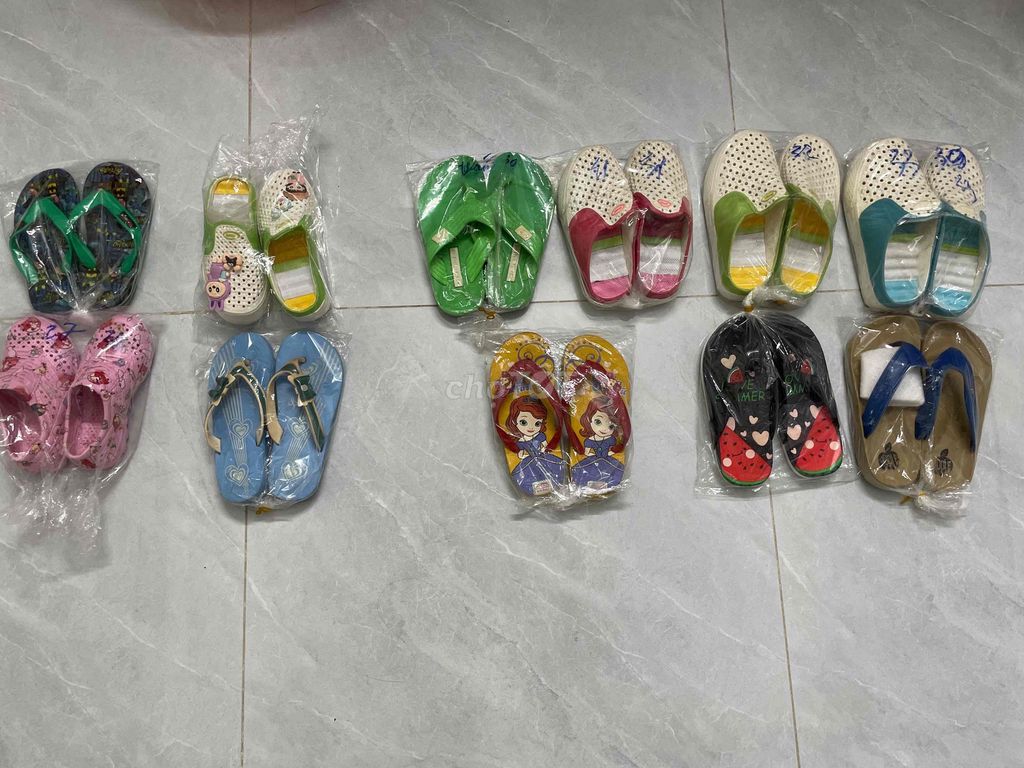Dép nhựa trẻ em nhiều màu. Mua bán Giày dép tại Quận Nam Từ Liêm Hà Nội được đăng bởi Phạm Hạnh hình 1