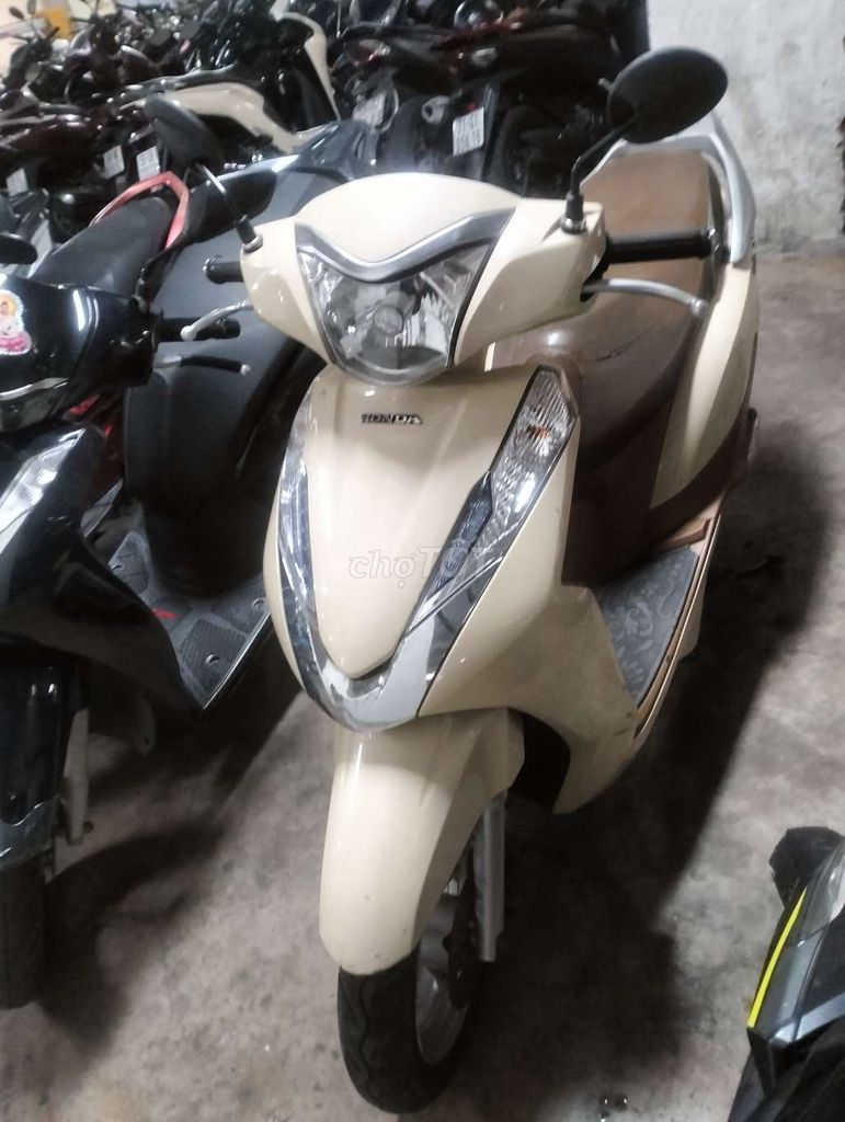 Красный скутер Honda Lead 2015
