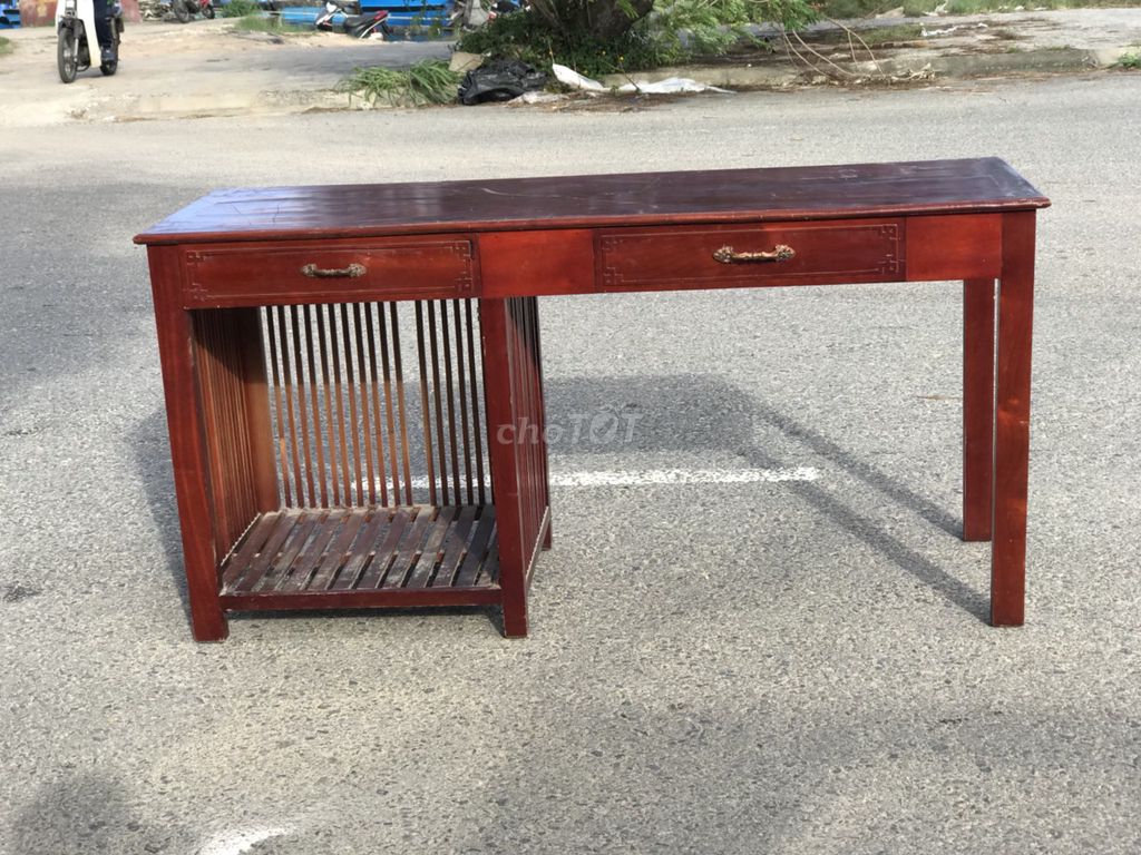 Bàn làm việc văn phòng gỗ tự nhiên đẹp. Mua bán Đồ dùng văn phòng tại Quận Sơn Trà Đà Nẵng được đăng bởi THẾ GIỚI ĐỒ CŨ ĐÀ NẴNG hình 1