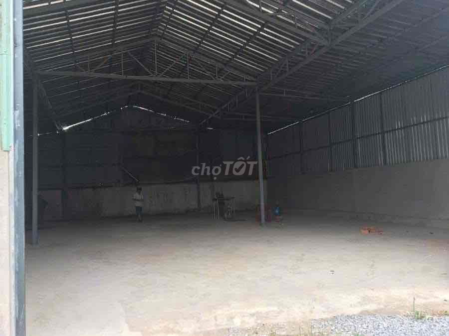 Cho thuê nhà xưởng 300m2 đường xe container