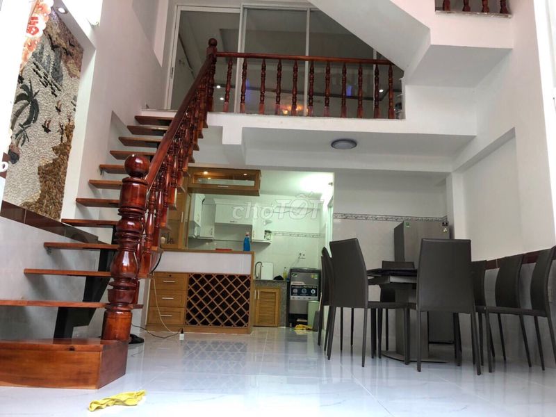 Nhà phố diện tích 42.2m2 nội thất cơ bản, đường hẻm xe hơi.