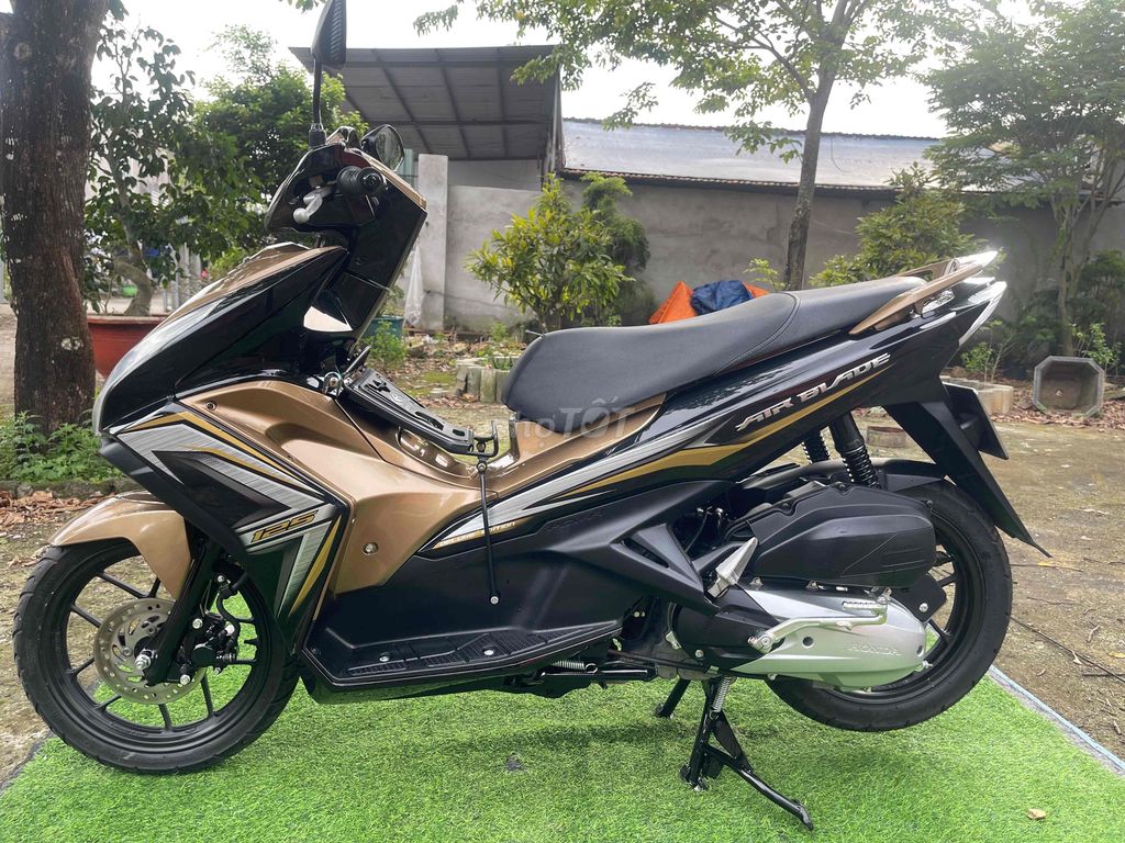 Honda Air Blade 2014 Vàng đồng 15.000km. Mua bán Xe máy tại Thị xã Phú Mỹ Bà Rịa - Vũng Tàu được đăng bởi Lê  Thanh Hải  hình 4