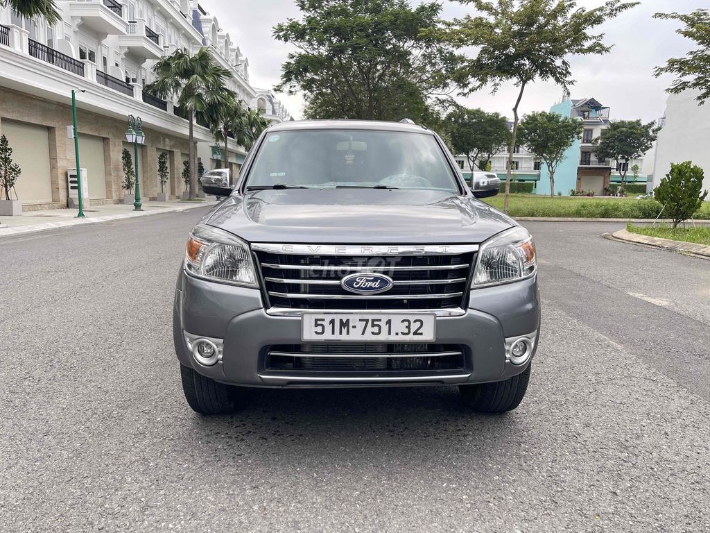 Ford Everest 2011 Серый Автомат. 7-местная масляная машина.