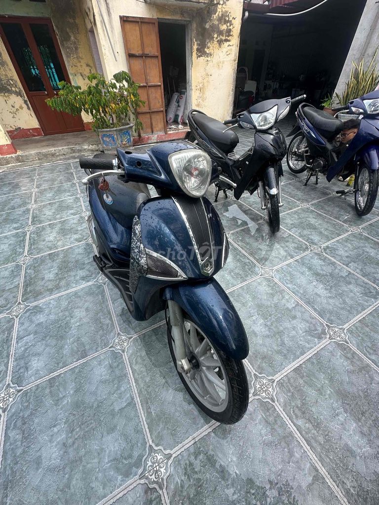 Черный скутер Piaggio Liberty