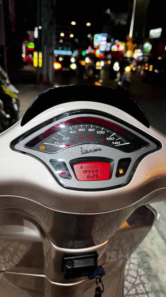 Vespa Sprint hồng Porsche. Mua bán Xe máy tại Quận Phú Nhuận Tp Hồ Chí Minh được đăng bởi VESPA  PIAGGIO BẢO HƯNG Vespa cũ trả góp  hình 5