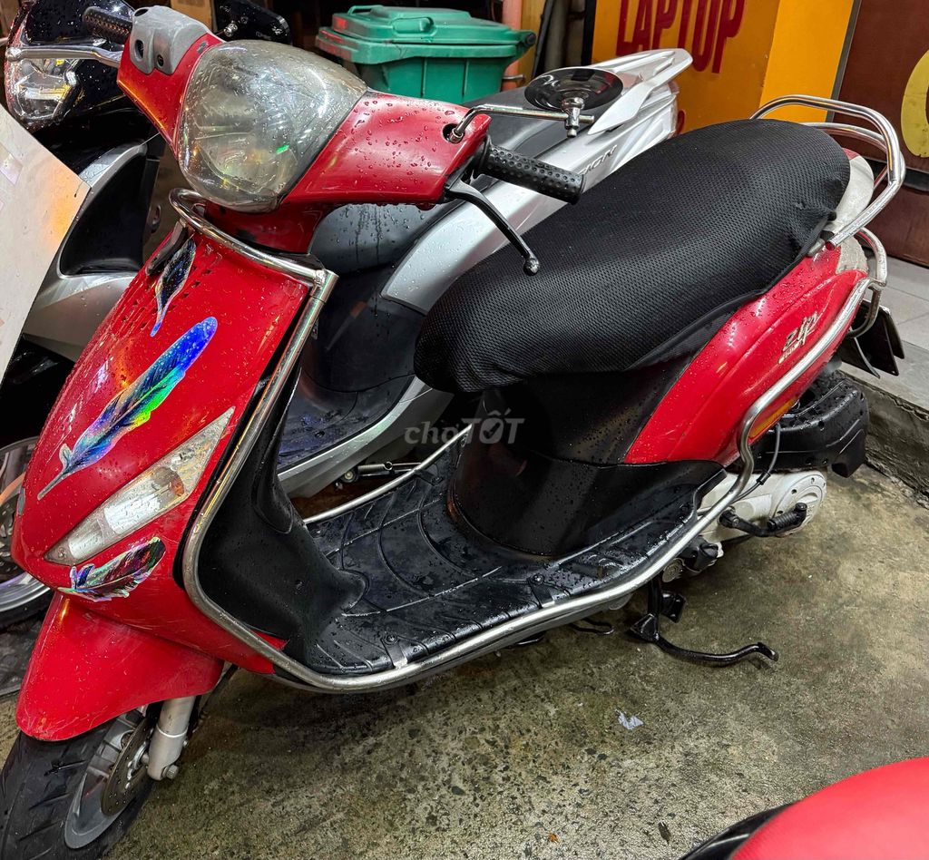 Красный скутер Piaggio Zip