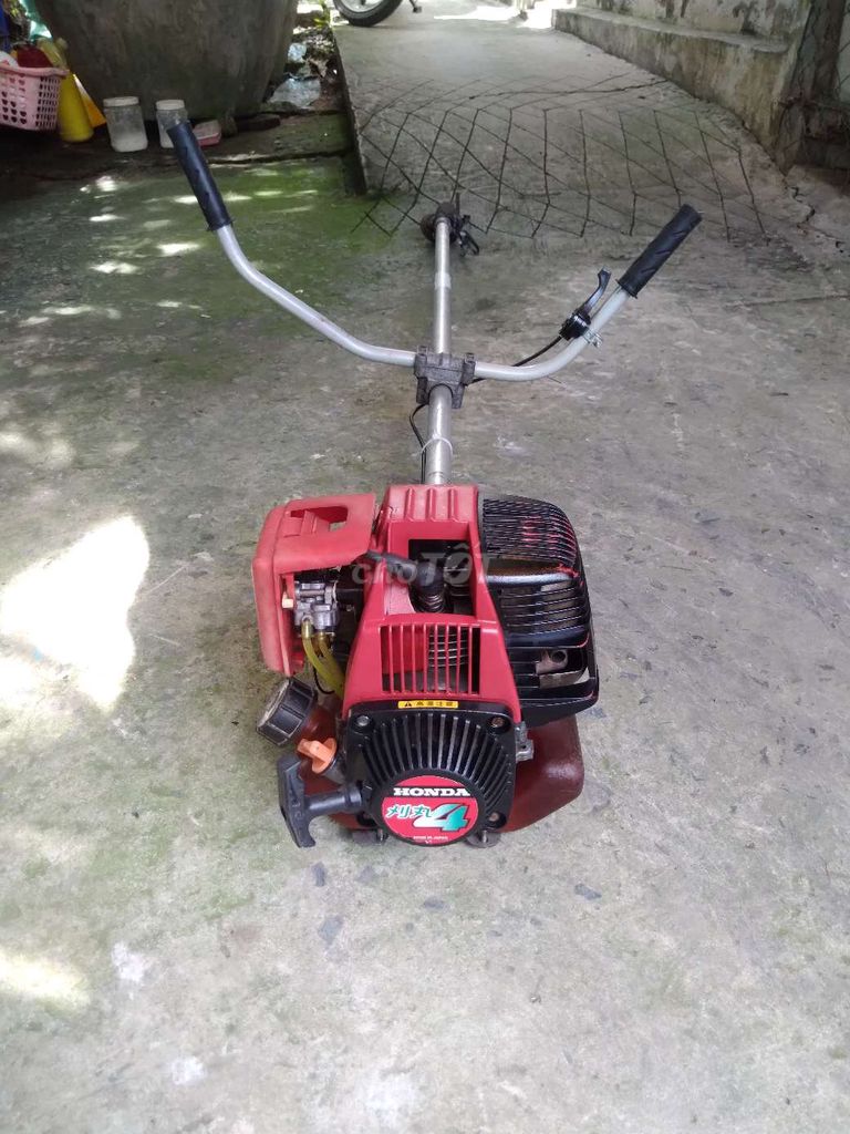 Máy cắt cỏ Honda Đỏ đang hoạt động tốt. Mua bán Đồ chuyên dụng, Giống nuôi trồng tại Huyện Gò Công Tây Tiền Giang được đăng bởi Cầy tơ hình 1