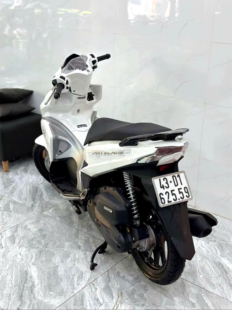 Xe máy Honda Airblade màu trắng zin đẹp leng keng. Mua bán Xe máy tại Quận Thanh Khê Đà Nẵng được đăng bởi Xe Máy Đức Vũ 658 Trần Cao Vân hình 3