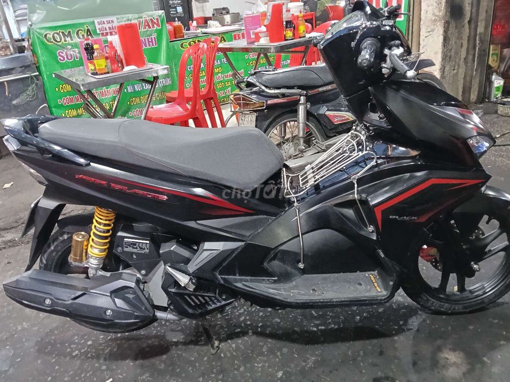 Xe nhãn hiệu Honda là xe tay ga màu đen. Mua bán Xe máy tại Quận Bình Tân Tp Hồ Chí Minh được đăng bởi phuc hình 6