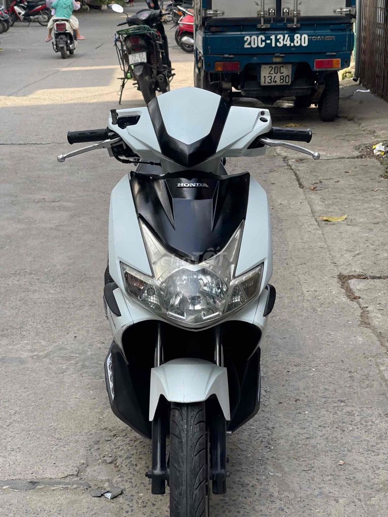 HONDA AIRBLADE 2011 xe chạy êm, còn đẹp. Mua bán Xe máy tại Quận Nam Từ Liêm Hà Nội được đăng bởi Minh Minh hình 3