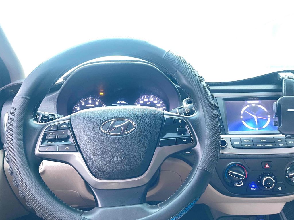 Hyundai Accent, серебристый седан