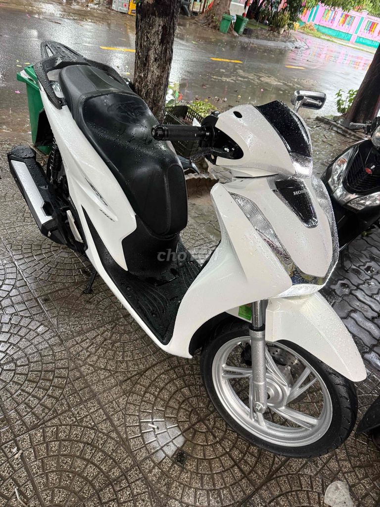 Белый скутер Хонда SH 150
