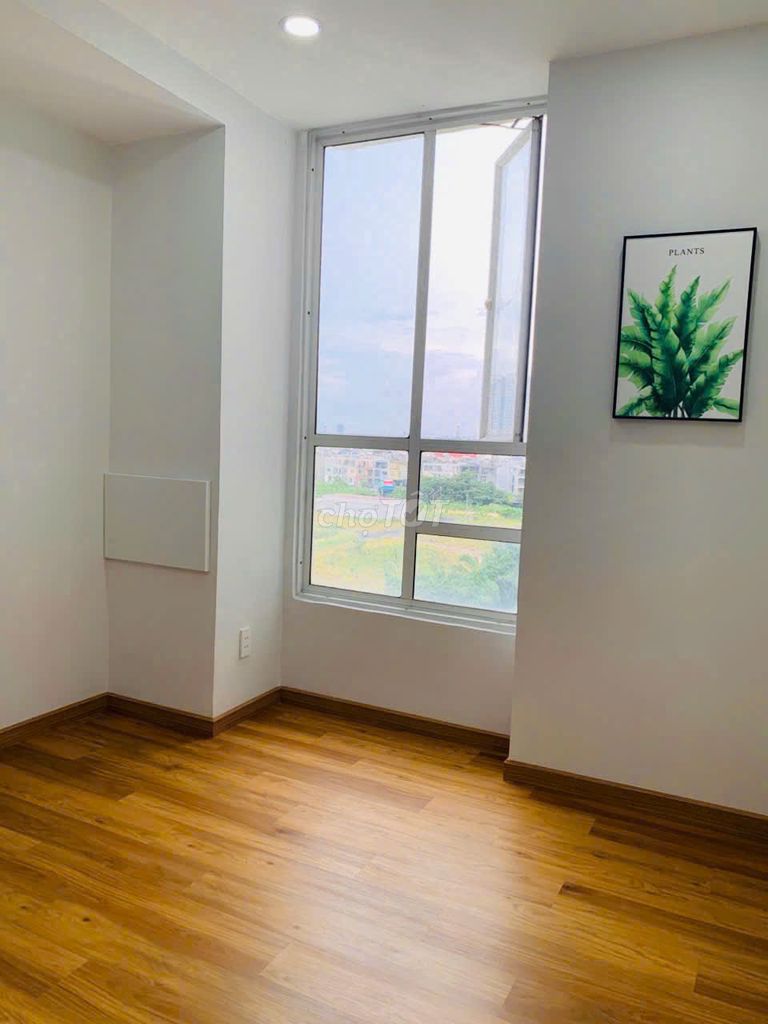 Многоквартирный блок B Ngo Gia Tu. DT 55 м2 имеет 2 красивые новые спальни, отдельную книгу роз