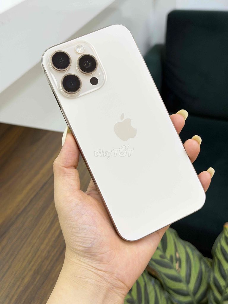 🍎𝐓𝐡𝐚𝐧𝐡 𝐥𝐲́🍎𝟏𝟔𝐏𝐫𝐨𝐌𝐚𝐱 𝐆𝐨𝐥𝐝 𝟐𝟓𝟔𝐆 𝐕𝐢𝐞̂̀𝐧 𝟗𝟖% 𝐁𝐚̉𝐧 𝐕𝐢𝐞̣̂𝐭 𝐧𝐚𝐦. Mua bán Điện thoại tại Quận Hải An Hải Phòng được đăng bởi Phạm Huyền Hoàng Dũng Mobile  hình 1