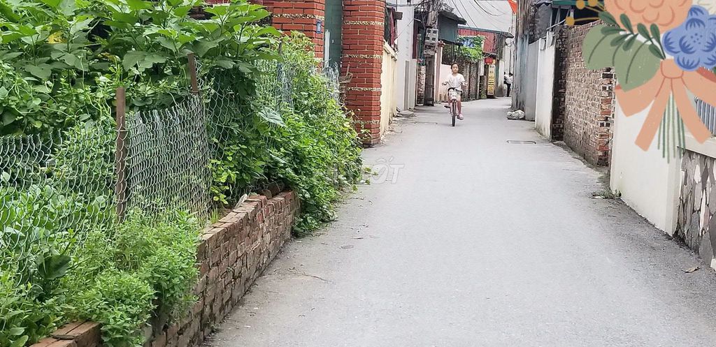 Продается дом Nam Hong, Phuc Thinh, припаркованная машина, недалеко от деревни
