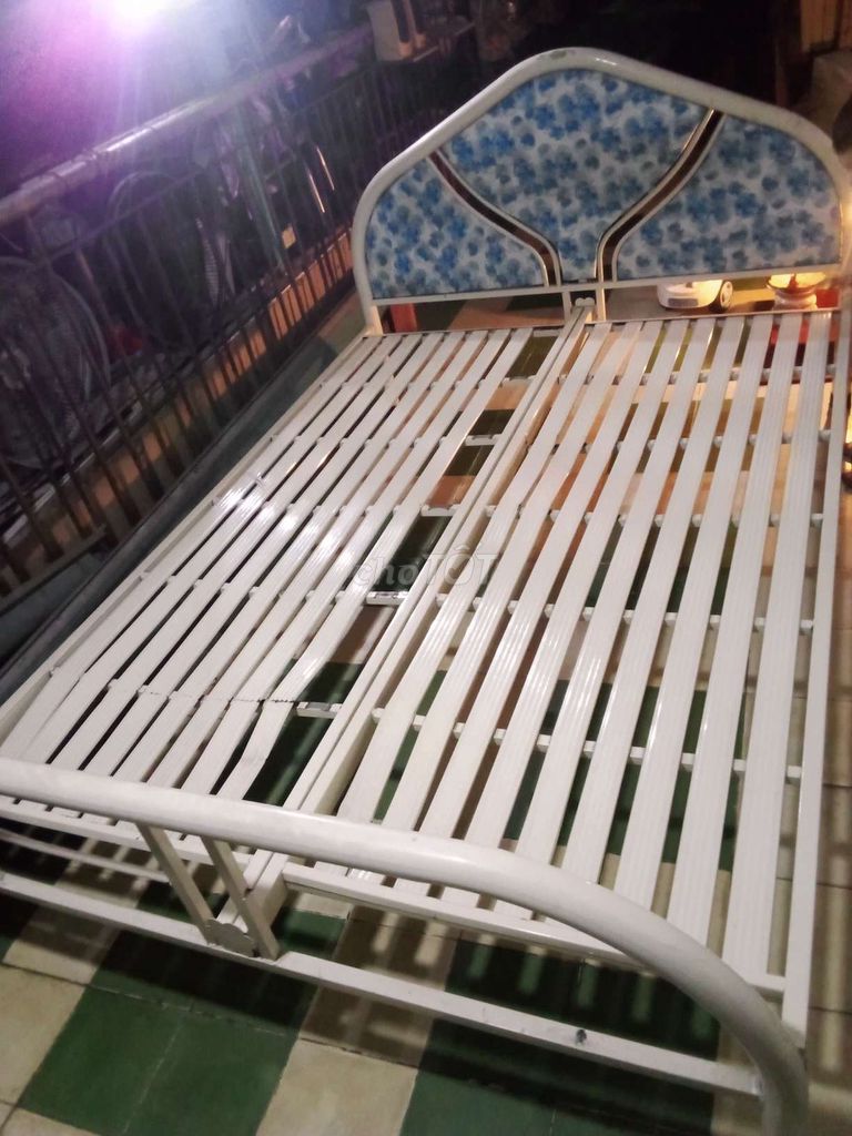 Giường sắt 1m6 x 2m Trắng Lắp ghép. Mua bán Giường, chăn ga gối nệm tại Quận 7 Tp Hồ Chí Minh được đăng bởi yenNgoc2k4 hình 1