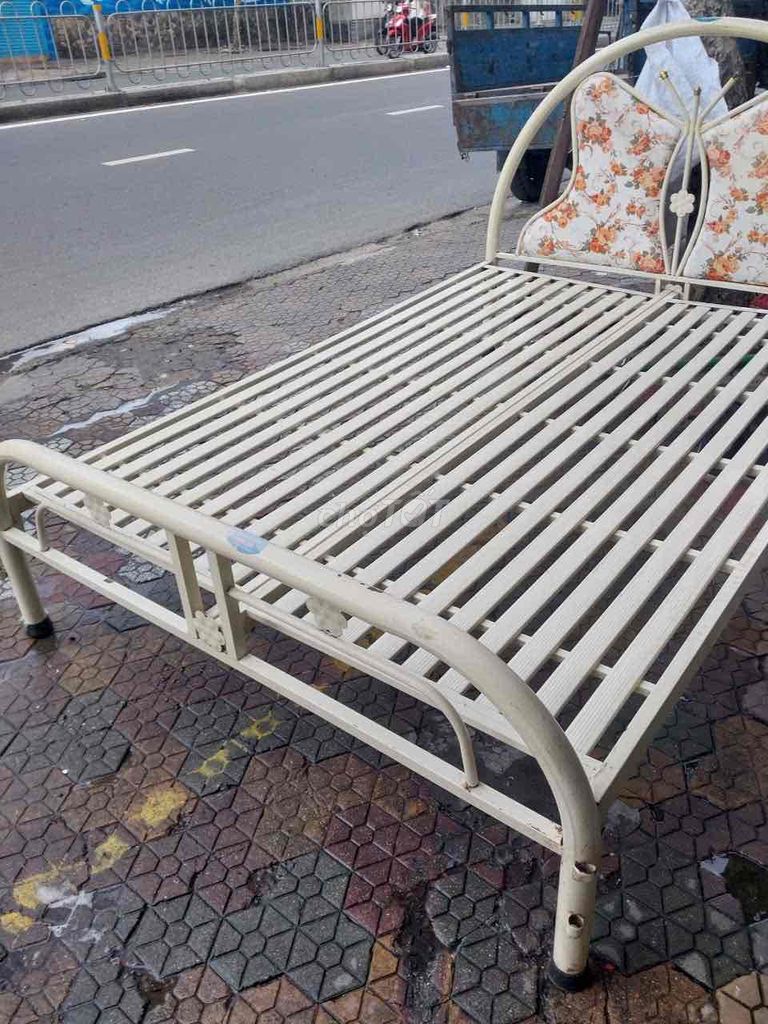 Giường sắt 1m4 x 2m Trắng kem. Mua bán Giường, chăn ga gối nệm tại Quận Gò Vấp Tp Hồ Chí Minh được đăng bởi Thảo Nguyên hình 1