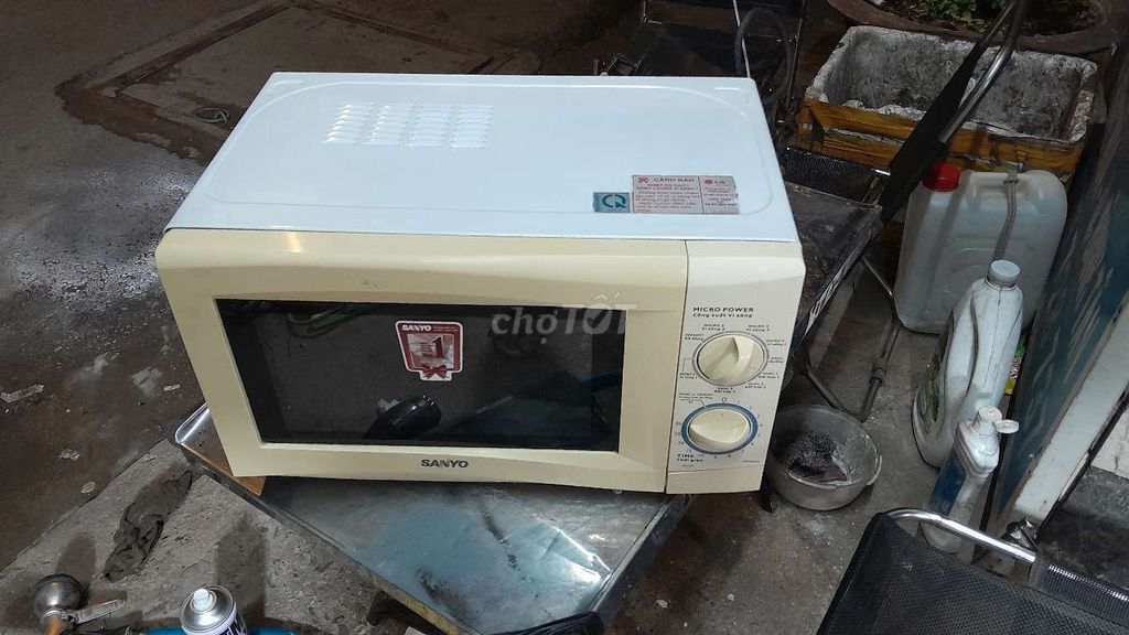 Lò vi sóng hiệu Sanyo, 20 lít, có nướng.