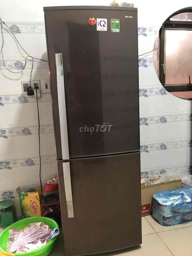 Tủ lạnh Sanyo 301lit inverter sử dụng bình thường