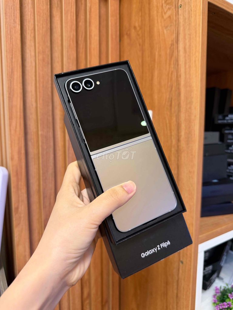 Samsung Zflip6 256GB Xám titan 99%. Mua bán Điện thoại tại Quận Cầu Giấy Hà Nội được đăng bởi Thanh Thoa hình 1