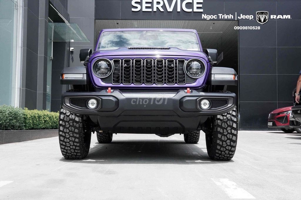 Фиолетовый внедорожник Jeep Wrangler Rubicon