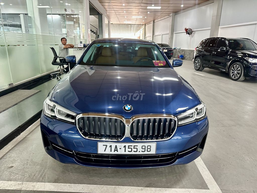 BMW 520i Luxury 04/2023 mới lăn bánh 17.000km