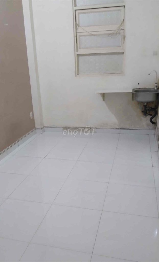 phòng máy lạnh, cách Eaon Tân Phú 1,5km, toilet riêng