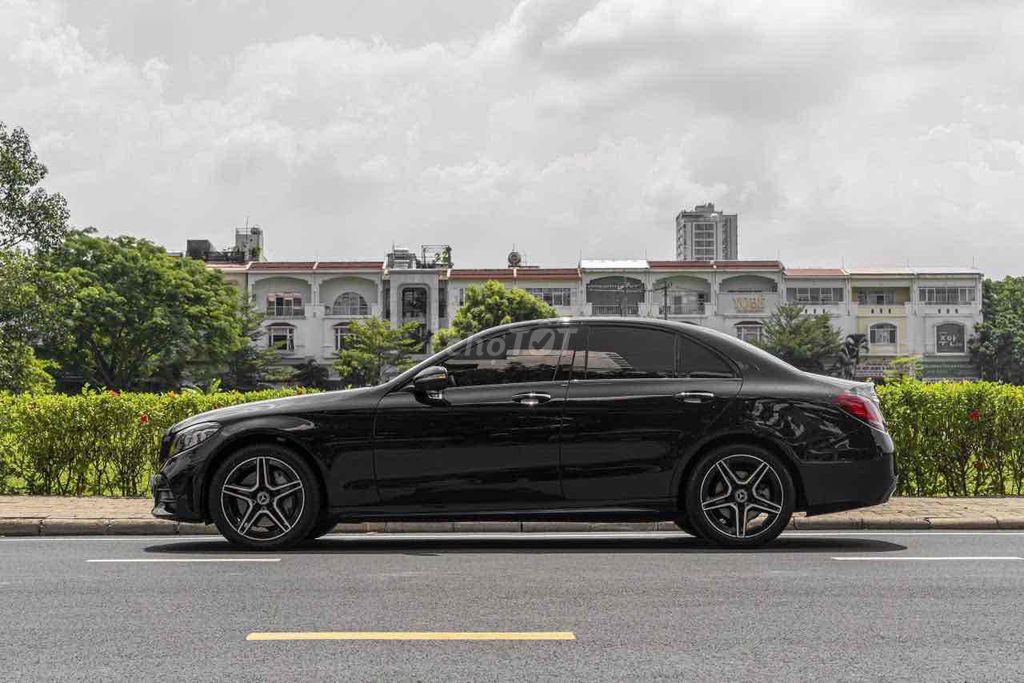 C300_AMG facelift model 2020 màu đen siêu ngầu. Mua bán Ô tô tại Quận 7 Tp Hồ Chí Minh được đăng bởi Dương Phương hình 4