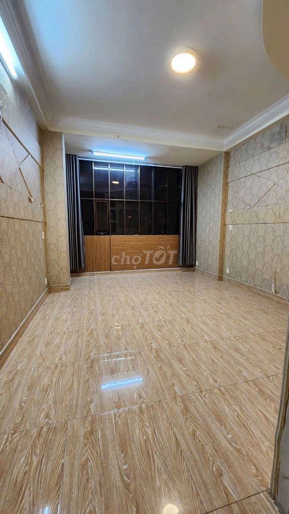 🍓Cho thuê nhà mặt tiền 320m2, 8 phòng  ngủ, Trần Bình Trọng Q5