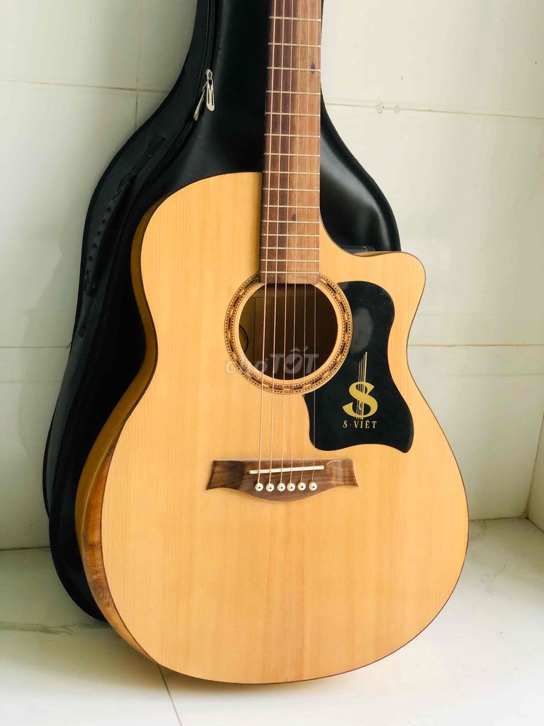 Guitar Acoustic hãng S-Việt gỗ thịt đẹp như mới.